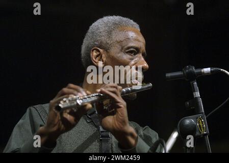 MME4773909 Milan, Théâtre Manzoni, 19 janvier 2002. Roscoe Mitchell en concert avec Art ensemble of Chicago/Milano, 19 janvier 2002. Roscoe Mitchell en concert avec l'Art ensemble de Chicago - ; (add.info.: Milan, Manzoni Theater, 19 janvier 2002. Roscoe Mitchell en concert avec Art ensemble of Chicago/Milano, 19 janvier 2002. Roscoe Mitchell en concert avec l'Art ensemble de Chicago -) ; © Marcello Mencarini. Tous droits réservés 2024. Banque D'Images