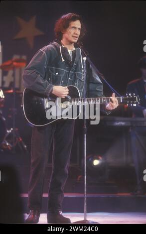 MME4775086 Festival de musique de Sanremo 1991. Auteur-compositeur-interprète italien Biagio Antonacci/Festival di Sanremo 1991. Biagio Artonacci- ; (add.info.: Sanremo Music Festival 1991. Auteur-compositeur-interprète italien Biagio Antonacci/Festival di Sanremo 1991. Biagio Artonacci-) ; © Marcello Mencarini. Tous droits réservés 2024. Banque D'Images