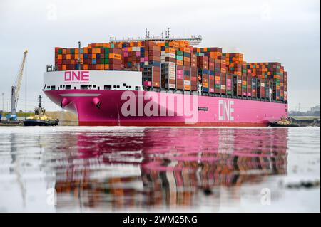 Une inspiration est un navire porte-conteneurs Megamax de classe 24 000 teu déployé sur le service Asia to Europe (FE3) par Ocean Network Express. Banque D'Images