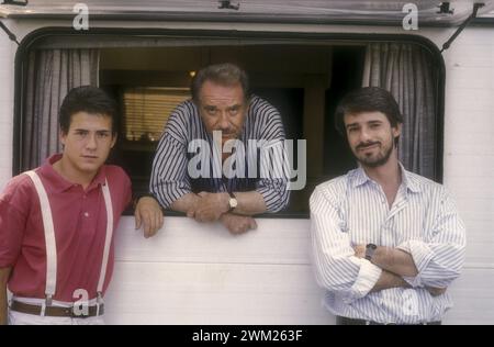 MME4784948 Rome, Cinecitta Studios, 1987. L’acteur Ugo Tognazzi avec ses fils Gianmarco et Ricky sur le plateau du film « Arrivederci e grazie » réalisé par Giorgio Capitani/Roma, Studi cinematografici di Cinecitt, 1987. L'attore Ugo Tognazzi con i figli Gianmarco e Ricky sul set del film "" Arrivederci e grazie"" diretto da Giorgio Capitani - ; (add.info.: Rome, Cinecitta Studios, 1987. L’acteur Ugo Tognazzi avec ses fils Gianmarco et Ricky sur le plateau du film « Arrivederci e grazie » réalisé par Giorgio Capitani/Roma, Studi cinematografici di Cinecitt, 1987. L'attore Ugo Tognazzi con i f Banque D'Images