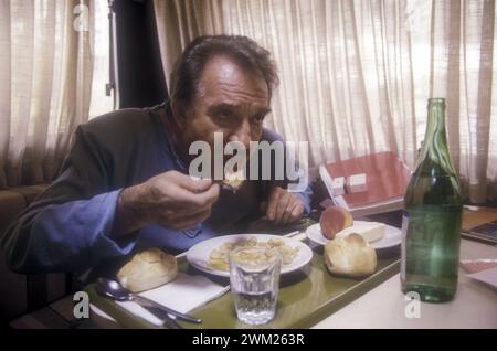 MME4784967 Rome, Cinecitta Studios, 1987. L’acteur Ugo Tognazzi sur le tournage du film « Arrivederci e grazie » réalisé par Giorgio Capitani/Roma, Studi cinematografici di Cinecitt, 1987. L'attore Ugo Tognazzi sul set del film "" Arrivederci e grazie"" diretto da Giorgio Capitani - ; (add.info.: Rome, Cinecitta Studios, 1987. L’acteur Ugo Tognazzi sur le tournage du film « Arrivederci e grazie » réalisé par Giorgio Capitani/Roma, Studi cinematografici di Cinecitt, 1987. L'attore Ugo Tognazzi sul set del film “” Arrivederci e grazie”” diretto da Giorgio Capitani -) ; © Marcello Mencarini. D'accord Banque D'Images