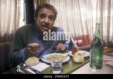 MME4784990 Rome, Cinecitta Studios 1987. L’acteur Ugo Tognazzi sur le tournage du film « Arrivederci e grazie » réalisé par Giorgio Capitani/Roma, Studi cinematografici di Cinecitt, 1987. L'attore Ugo Tognazzi sul set del film “” Arrivederci e grazie”” diretto da Giorgio Capitani - ; (add.info.: Rome, Cinecitta Studios 1987. L’acteur Ugo Tognazzi sur le tournage du film « Arrivederci e grazie » réalisé par Giorgio Capitani/Roma, Studi cinematografici di Cinecitt, 1987. L'attore Ugo Tognazzi sul set del film “” Arrivederci e grazie”” diretto da Giorgio Capitani -) ; © Marcello Mencarini. Tous droits confondus Banque D'Images