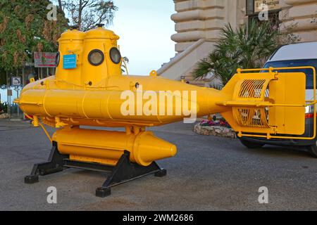 Monaco City, Monaco - 18 janvier 2012 : Anorep sous-marin jaune de l'explorateur Jacques Cousteau devant le bâtiment du Musée océanographique. Banque D'Images