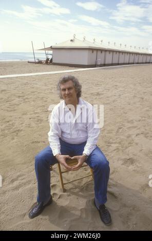 MME4788040 Lido de Venise, Festival du film de Venise 1985. Le réalisateur argentin Fernando Solanas, lauréat du Grand Prix du jury pour le film « Tangos, l’exil de Gardel »/Lido di Venezia, film du Cinema di Venezia 1985. Il regista Argentino Fernando Solanas, vincitore del Gran Premio della Giuria con il film “” Tangos : el exilio de Gardel””” - ; (Lido de Venise add.info.:, Festival du film de Venise 1985. Le réalisateur argentin Fernando Solanas, lauréat du Grand Prix du jury pour le film « Tangos, l’exil de Gardel »/Lido di Venezia, film du Cinema di Venezia 1985. Il regista Argentino Fernando Solanas Banque D'Images