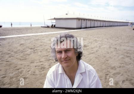 MME4788043 Lido de Venise, Festival du film de Venise 1985. Le réalisateur argentin Fernando Solanas, lauréat du Grand Prix du jury pour le film « Tangos, l’exil de Gardel »/Lido di Venezia, film du Cinema di Venezia 1985. Il regista Argentino Fernando Solanas, vincitore del Gran Premio della Giuria con il film “” Tangos : el exilio de Gardel””” - ; (Lido de Venise add.info.:, Festival du film de Venise 1985. Le réalisateur argentin Fernando Solanas, lauréat du Grand Prix du jury pour le film « Tangos, l’exil de Gardel »/Lido di Venezia, film du Cinema di Venezia 1985. Il regista Argentino Fernando Solanas Banque D'Images