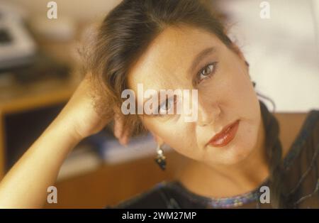 MME4794055 Lido de Venise, Festival du film de Venise 1987. L'actrice italienne Stefania Sandrelli, dans « Gli occhiali d'oro » (les lunettes à jantes d'or) réalisé par Giuliano Montaldo/Lido di Venezia, Mostra del Cinema di Venezia 1987. L'attrice Stefania Sandrelli, interprète le film "" Gli occhiali d'oro"" diretto de Giuliano Montaldo - ; (add.info.: Lido de Venise, Festival du film de Venise 1987. L'actrice italienne Stefania Sandrelli, dans « Gli occhiali d'oro » (les lunettes à jantes d'or) réalisé par Giuliano Montaldo/Lido di Venezia, Mostra del Cinema di Venezia 1987. L'attrice Stefania Sandrell Banque D'Images