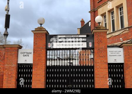 Stade de football Gates of Craven Cottage dans l'ouest de Londres, domicile du Fulham F.C., match publicitaire vs Nottingham Forest Banque D'Images