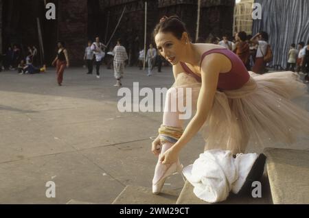 MME4804879 Rome, Thermes de Caracalla, 1984. Danseuse de ballet Margherita Parrilla pendant une répétition/Roma, terme di Caracalla, 1984. La ballerine Margherita Parrilla durante una prova - ; (add.info.: Rome, Thermes de Caracalla, 1984. Danseuse de ballet Margherita Parrilla pendant une répétition/Roma, terme di Caracalla, 1984. La ballerine Margherita Parrilla durante una prova -) ; © Marcello Mencarini. Tous droits réservés 2023. Banque D'Images