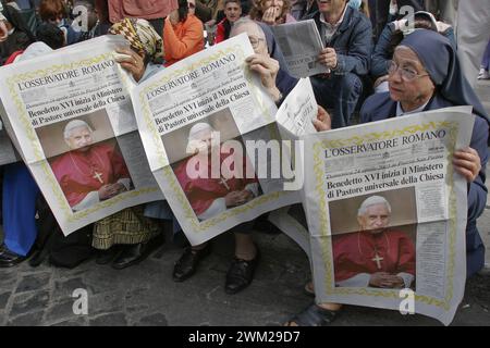 MME4805212 des religieuses lisant le « Roman observer », journal de l’État de la Cité du Vatican. Messe pour l'inauguration officielle du pontificat de Benoît. Vatican, Rome, 24 avril 2005/Suore leggono l'Osservatore Romano, giornale ufficiale del Vaticano. Santa Messa per l'inizio ufficiale del Pontificato di Papa Benedetto XVI (JOSEPH RATZINGER). San Pietro, Vaticano, Roma, 24 avril 2005 - ; (add.info.: religieuses lisant le journal de l'État de la Cité du Vatican, Roman observer. Messe pour l'inauguration officielle du pontificat de Benoît. Vatican, Rome, 24 avril 2005/Suore leggono l'Osservatore Romano, giornale Banque D'Images