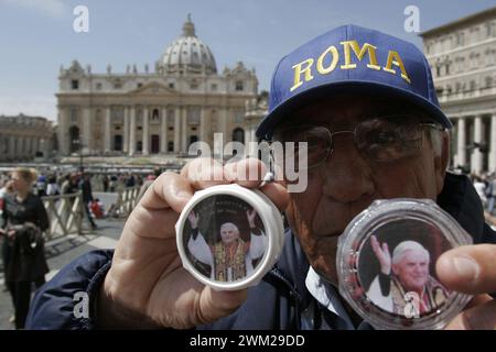 MME4805238 souvenirs du pape : photos de JOSEPH RATZINGER (pape Benoît XVI). Vatican, Rome. 23 avril 2005/JOSEPH RATZINGER (Papa Benedetto XVI). San Pietro, Vaticano, Roma. 23 aprile 2005 (photo, rosari, gadgets) - ; (add.info.: souvenirs du Pape : photos de JOSEPH RATZINGER (Pape Benoît XVI). Vatican, Rome. 23 avril 2005/JOSEPH RATZINGER (Papa Benedetto XVI). San Pietro, Vaticano, Roma. 23 aprile 2005 (photo, rosari, gadgets) -) ; © Marcello Mencarini. Tous droits réservés 2023. Banque D'Images