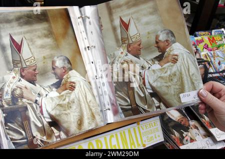 MME4805216 souvenirs du pape : photo de KAROL WOJTYLA (pape Giovanni Paolo II) et JOSEPH RATZINGER (pape Benoît XVI). Vatican, Rome. 23 avril 2005/KAROL WOJTYLA (Papa Giovanni Paolo II) et JOSEPH RATZINGER (Papa Benedetto XVI). San Pietro, Vaticano, Roma. 23 aprile 2005 (photo, rosari, gadgets) - ; (add.info.: souvenirs du Pape : photo de KAROL WOJTYLA (Pape Giovanni Paolo II) et JOSEPH RATZINGER (Pape Benoît XVI). Vatican, Rome. 23 avril 2005/KAROL WOJTYLA (Papa Giovanni Paolo II) et JOSEPH RATZINGER (Papa Benedetto XVI). San Pietro, Vaticano, Roma. 23 aprile 2005 (photo, rosari, gadgets) -); Banque D'Images