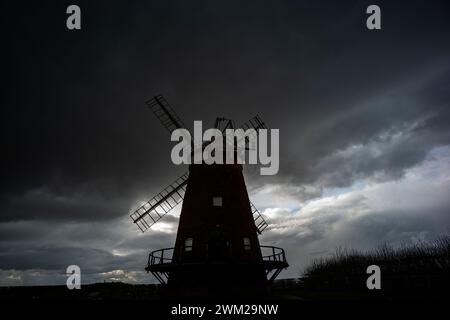 Thaxted Windmill, John Webbs Windmill avec Dramatic Weather Front passant au-dessus du ciel le 23 février 2024 Banque D'Images