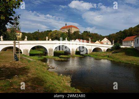Beau vieux château avec un pont sur la rivière au coucher du soleil. Architecture ancienne européenne. Namest nad Oslavou - une ville en République tchèque. Banque D'Images