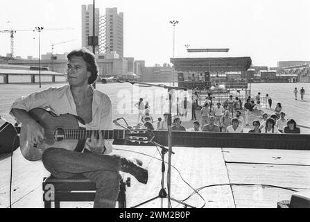 MME4812856 Rome, vers 1985. Guitariste britannique de jazz-fusion John McLaughlin lors d'une répétition/Roma, 1985 vers. Il chitarrista John McLaughlin durante a prova- ; (add.info.: Rome, vers 1985. Guitariste britannique de jazz-fusion John McLaughlin lors d'une répétition/Roma, 1985 vers. HE chitarrista John McLaughlin durante a prova-) ; © Marcello Mencarini. Tous droits réservés 2024. Banque D'Images