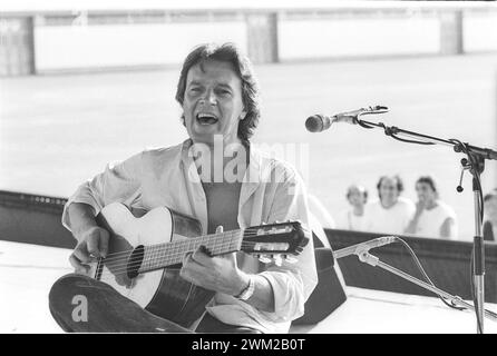 MME4812857 Rome, vers 1985. Guitariste britannique de jazz-fusion John McLaughlin lors d'une répétition/Roma, 1985 vers. Il chitarrista John McLaughlin durante a prova- ; (add.info.: Rome, vers 1985. Guitariste britannique de jazz-fusion John McLaughlin lors d'une répétition/Roma, 1985 vers. HE chitarrista John McLaughlin durante a prova-) ; © Marcello Mencarini. Tous droits réservés 2024. Banque D'Images