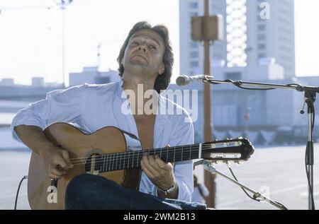 MME4812870 Rome, vers 1985. Guitariste britannique de jazz-fusion John McLaughlin lors d'une répétition/Roma, 1985 vers. Il chitarrista John McLaughlin durante a prova- ; (add.info.: Rome, vers 1985. Guitariste britannique de jazz-fusion John McLaughlin lors d'une répétition/Roma, 1985 vers. HE chitarrista John McLaughlin durante a prova-) ; © Marcello Mencarini. Tous droits réservés 2024. Banque D'Images