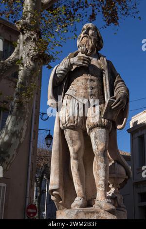 MME4813603 représentation de Nostradamus, Michel de notre Dame (1503-1566) sculpture astrologue et docteur française sur la place du général de Gaulle à salon de Provence ; (add.info.: représentation de Nostradamus, Michel de notre Dame (1503-1566) sculpture astrologue et docteur française sur la place du général de Gaulle à salon de Provence); © Marcello Mencarini. Tous droits réservés 2024. Banque D'Images