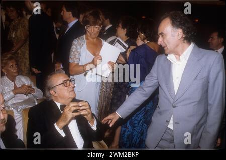 7395028 le poète italien Andrea Zanzotto (à droite) et le réalisateur Federico Fellini, lauréat du Lion d'Or pour les réalisations de la vie, lors de la cérémonie de remise des prix, Festival du film de Venise, 1985 (photo) ; © Marcello Mencarini. Tous droits réservés 2024. Banque D'Images