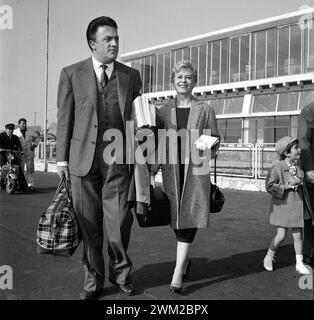 7395051 le réalisateur Federico Fellini et son épouse, l'actrice Giulietta Masina, à l'aéroport Fiumicino, Rome, le 22 mars 1957 (photo noir et blanc) ; © Marcello Mencarini. Tous droits réservés 2024. Banque D'Images
