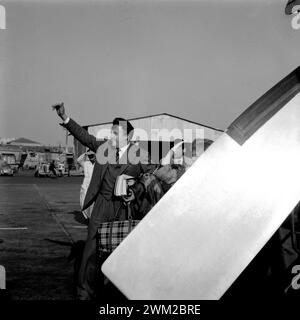 7395047 le réalisateur Federico Fellini et son épouse, l'actrice Giulietta Masina, départ, Aéroport de Ciampino, Rome, 22 mars 1957 (photo noir et blanc) ; © Marcello Mencarini. Tous droits réservés 2024. Banque D'Images