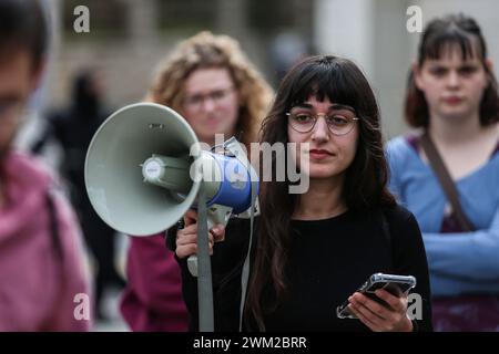 Jérusalem, Israël. 23 février 2024. Un militant anti-guerre israélien parle à travers un mégaphone sur la place de Paris près de la résidence du premier ministre israélien Benjamin Netanyahu pendant la manifestation. Les manifestants se sont rassemblés à Jérusalem-Ouest pour dénoncer le conflit en cours entre Israël et le Hamas, appelant à un cessez-le-feu immédiat. Ils ont également exigé un échange d'otages avec le Hamas. Crédit : SOPA images Limited/Alamy Live News Banque D'Images