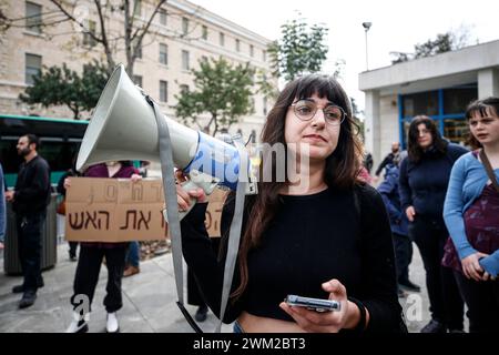 Jérusalem, Israël. 23 février 2024. Un militant anti-guerre israélien parle à travers un mégaphone sur la place de Paris près de la résidence du premier ministre israélien Benjamin Netanyahu pendant la manifestation. Les manifestants se sont rassemblés à Jérusalem-Ouest pour dénoncer le conflit en cours entre Israël et le Hamas, appelant à un cessez-le-feu immédiat. Ils ont également exigé un échange d'otages avec le Hamas. Crédit : SOPA images Limited/Alamy Live News Banque D'Images