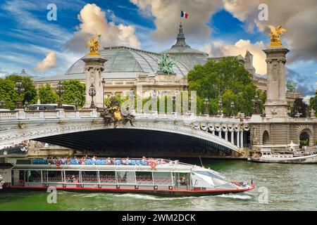 Pont Alexandre III, bateau touristique, fleuve Sena, Grand Palais, Paris, France Banque D'Images