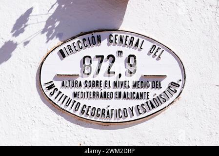 Panneau indication de l'altitude de la gare ferroviaire. Gare ferroviaire de Mave. Santa María de Mave, Aguilar de Campoo, Palencia, Castilla y León, SP Banque D'Images