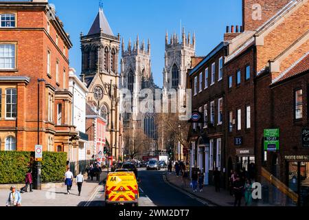 Vue sur Museum St, l'Oratoire York et les tours de la cathédrale en arrière-plan. York, North Yorkshire, Yorkshire et Humber, Angleterre, Royaume-Uni, Euro Banque D'Images