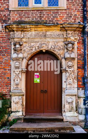 Embrasure de porte. Le King's Manor, Université de York. York, Yorkshire du Nord, Yorkshire et Humber, Angleterre, Royaume-Uni, Europe Banque D'Images