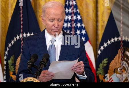 Washington, États-Unis. 23 février 2024. Le président Joe Biden prononce une allocution lors de la réunion d'hiver de l'Association des gouverneurs nationaux dans la salle est de la Maison Blanche le vendredi 23 février 2024. Le gouvernement Biden a annoncé le 21 février que quelque 150 000 emprunteurs recevront un montant cumulatif de 1,2 milliards de dollars en remise de dette étudiante dans le cadre du programme de remboursement axé sur le revenu connu sous le nom de SAVE. Photo de Leigh Vogel/Pool/ABACAPRESS.COM crédit : Abaca Press/Alamy Live News Banque D'Images