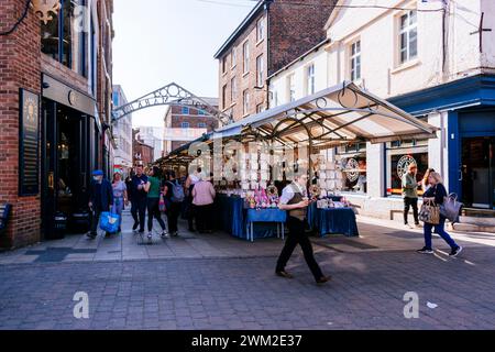 Le marché des Shambles. Étals de marché entre Silver St et Parliament réunis York, North Yorkshire, Yorkshire et Humber, Angleterre, Royaume-Uni, Euro Banque D'Images