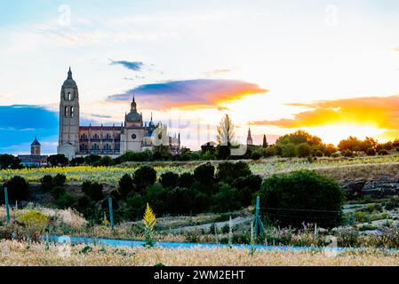 Lever de soleil à Ségovie avec la cathédrale en silhouette. Ségovie, Castilla y León, Espagne, Europe Banque D'Images