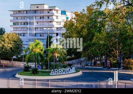 Rond-point avec accueil. Arroyo de la miel, quartier de Benalmádena. Benalmádena, Málaga, Andalucía, Espagne, Europe Banque D'Images