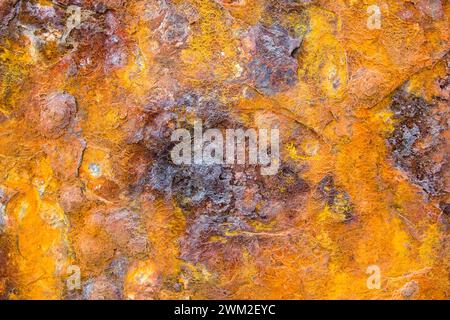 une plaque en métal rouillé avec des couleurs orange et marron Banque D'Images