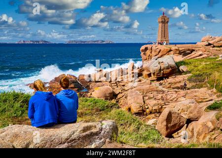 Phare de la Ruz moyenne, rochers géants sur la Côte de granit Rose, Ploumanac'h, Perros-Guirec, Bretagne, Bretagne, France Banque D'Images