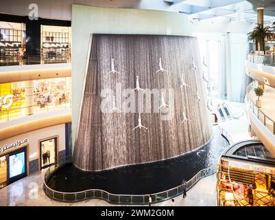 La chute d'eau du centre commercial Dubai Mall, également connue sous le nom de chute d'eau humaine, dans le centre commercial Dubai Mall, Dubaï, Émirats arabes Unis Banque D'Images