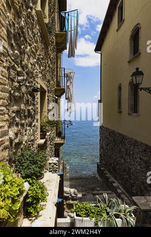 Vêtements suspendus au soleil à Chianalea - Scilla Banque D'Images