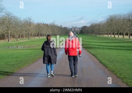 Windsor, Berkshire, Royaume-Uni. 23 février 2024. Promeneurs sur la longue promenade dans Windsor Great Park à Windsor, Berkshire par un matin ensoleillé. Crédit : Maureen McLean/Alamy Live News Banque D'Images