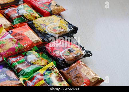 KIEV, UKRAINE - 31 OCTOBRE 2023 de nombreux paquets de nouilles instantanées pour la cuisson rapide par diverses marques et fabricants ferment Banque D'Images