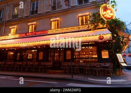 Terrasse extérieure vide du café parisien le Chai Saint Germain dans le centre-ville de Paris par un matin nuageux d'hiver Banque D'Images