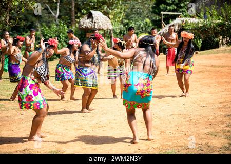 Femmes de la tribu Embera dans leurs vêtements traditionnels exécutant des danses traditionnelles embera dans un village du parc national de chagres au panama Banque D'Images