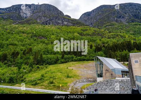 Le tramway aérien Loen Skylift transporte des passagers au sommet du Mont Hoven pour des vues sur le Njordfjord en Norvège Banque D'Images