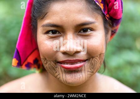 Belle femme de la tribu Embera d'un village dans le parc national de Chagres avec des tatouages traditionnels sur son visage, parc national de Chagres, Panama Banque D'Images