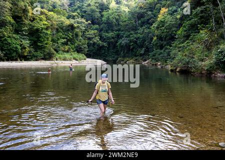 Femme randonneur touristique traversant la rivière pequeni à pied dans le parc national de chagres, randonnée au village embera profond dans la jungle tropicale, panama Banque D'Images