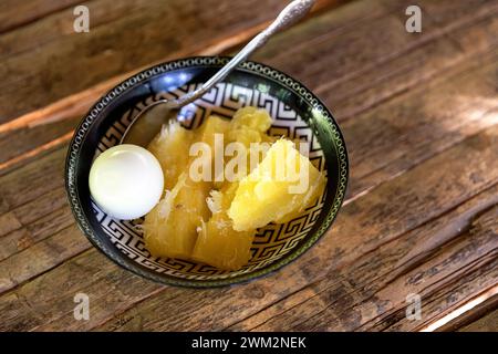 Yuca cuit avec un oeuf pour le petit déjeuner dans le village d'Embera, parc national de Chagres, Panama Banque D'Images