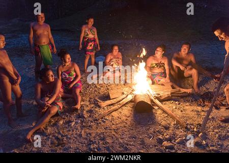 Femmes et hommes de la tribu Embera dans leurs vêtements traditionnels assis autour du feu près de la rivière Pequeni et leur village dans une jungle du Panama Banque D'Images