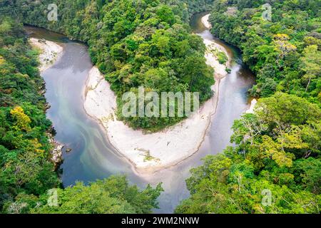 Vue aérienne d'une courbe en fer à cheval de la rivière Pequeni dans une forêt tropicale humide dans le parc national de Chagres, Panama, Amérique centrale Banque D'Images