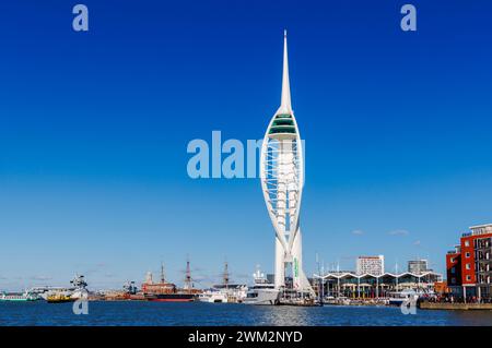 Vue sur le front de mer dans le port de Portsmouth avec la tour Spinnaker dans Gunwharf Quays et le chantier naval historique, Portsmouth, Hampshire, côte sud de l'Angleterre Banque D'Images