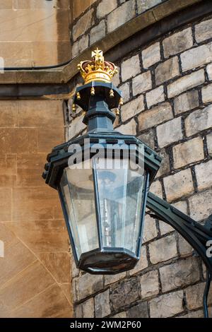 Windsor, Berkshire, Royaume-Uni. 23 février 2024. Le château de Windsor est une grande attraction touristique à Windsor. Le Royal Borough of Windsor & Maidenhead (RBWM) envisagerait une taxe de séjour. La question a été déposée lors de la réunion du Cabinet du RBWM mardi dernier. RBWM est dans une situation financière désastreuse avec près de 200 millions de livres de dettes. Crédit : Maureen McLean/Alamy Banque D'Images